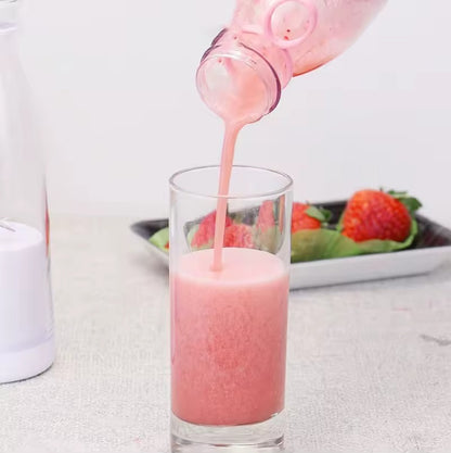 Portable smoothie blender with rechargeable battery and compact design