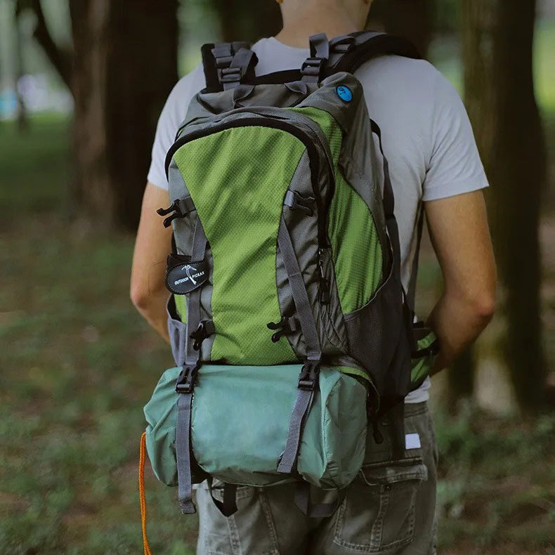 Ultralight camping sleeping mat with built-in foot pump and fast inflation