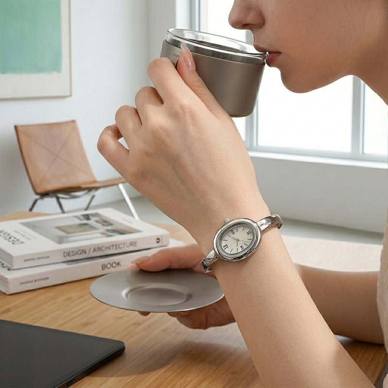 Gold-tone women's watch with steel bracelet - Refined minimalist style